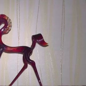 Скульптуры лошадок из художественного рубинового стекла р-р 10х15 см