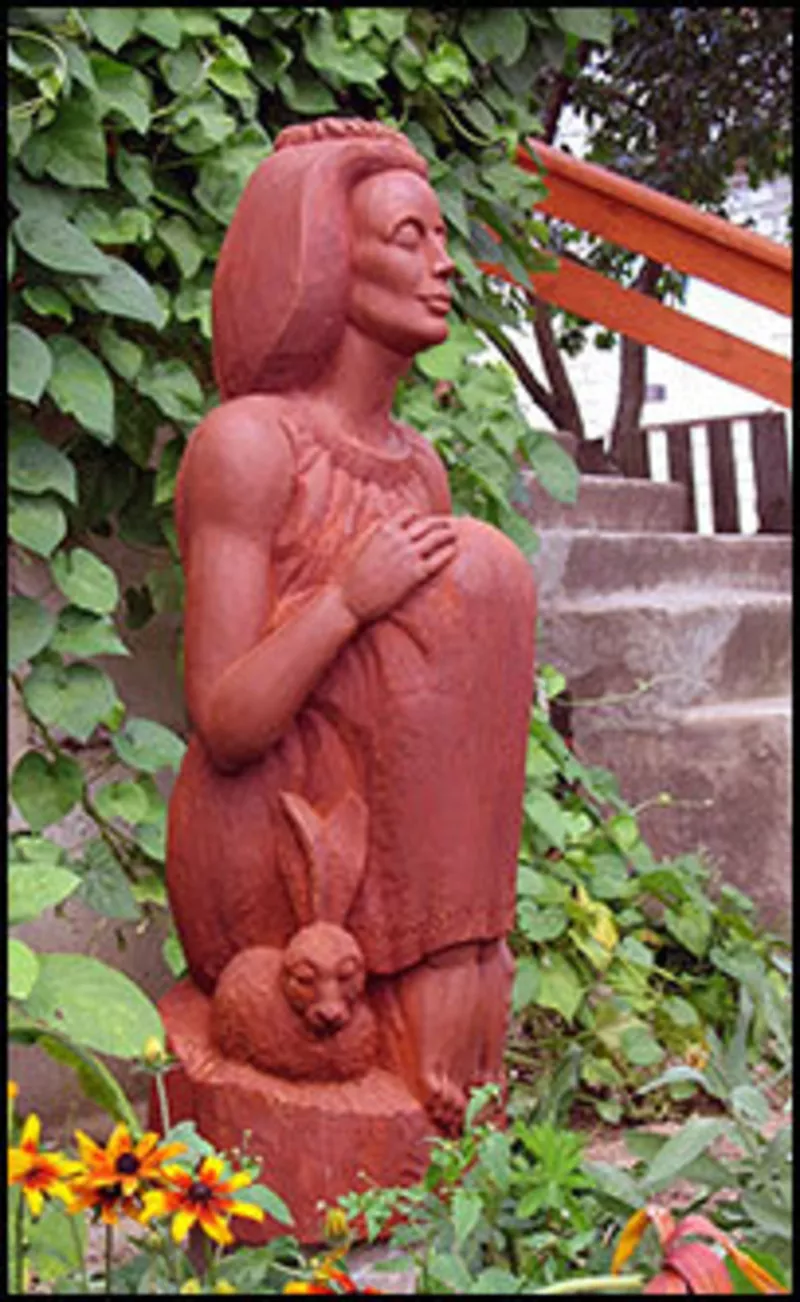 Деревяннная скульптура в саду,  в интерьере